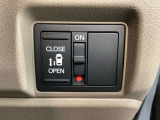 パワースライドドアが付いています。ワンタッチで簡単にお子様でも、お年寄りの方でも、開閉できますからとても便利です。キーレスや車内スイッチでも自動でドアの開閉ができます。