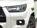 【LEDヘッドライト】悪天候や夜間走行時も良好な視界を確保し安心して運転できる高輝度LEDヘッドライトを装備!点灯速度が早く、消費電力も抑えられています。