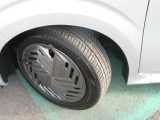 185/60R16タイヤにフルホイールカバーの組み合わせです。