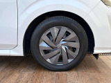 日産純正15インチホイールには185/65/15のタイヤが装着されています。フルホイールカバー搭載です