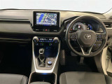 運転席周りのレイアウトをご覧ください。ナビゲーションが綺麗に装着されすっきり収まってますね!