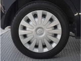 【ホイールキャップ】車に良く似合う純正ホイールキャップが装備されています。各種社外アルミホイールや、スタッドレスタイヤも取扱いしております。是非ご相談ください。