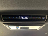 【リアオートエアコン】広い後部座席には必須の機能!風量や温度を自動で調整し前席と同様な車内環境にしてくれるリアオートエアコンを装備。夏の暑さも冬の寒さもストレスなく快適にお過ごしいただけます♪
