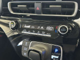 オートエアコンは温度を設定するだけで、自動で風量などを設定してくれます。運転しながら操作も必要ないので、安全性も向上します。