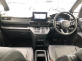 【インパネ全体】手が届きやすく、どなたでも運転しやすいです。シンプルで使いやすい設計になっています!