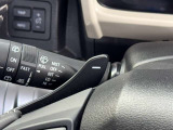 ステアリングの左側裏面に装備されたパドルシフト。シフトダウン(変速)操作が指先で行えるため、エンジンブレーキを利かせたい時や、スポーティな走りを手軽に楽しみたい時に便利です。