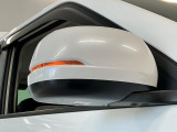 【ウインカーミラー】方向指示器をミラーのランプに点灯。対向車への視認性を高め、安心安全な方向転換をサポートします♪