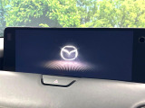 【12.3インチマツダコネクト】車内の雰囲気にマッチした大型ディスプレイ。スマホ接続でのナビ使用やBluetooth再生等、様々な機能が楽しめます。直感的なダイヤル操作が可能で、使い勝手も良好です。