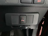 車庫入れなどの運転時、静止物の接近を表示とブザーでお知らせします。
