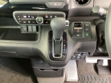 足元スッキリ、インパネシフトです。パーキングブレーキは電子制御パーキングブレーキタイプなので、運転席と助手席の間がスッキリしています。