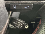 クルーズコントロール機能が付いています。 速度を設定するとアクセルを踏まなくても一定の速度で走ることができます。  高速道路ではとても便利な装置なんです。