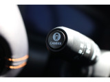 車庫入れ時は、マルチビューカメラシステムでドライバーをサポートします。