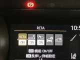 【ブラインドスポットモニター】後側方から接近する車両を検知。 衝突の危険があると判断した場合、ドアミラー表示や警報音でドライバーに注意を促します。