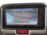 カラーで後方映像をモニターに映し出してくれるので、ショッピングモールのような狭い駐車場であったとしても障害物を見つけ、楽々駐車することができますね。