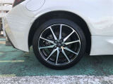 【純正アルミホイール】です!車両デザインに合わせてホイールをデザインしているため、見た目にもカッコイイアルミホイール♪洗車もラクチンで錆びません。