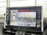 【バックガイドモニター】車両後方の映像をナビ画面に表示し、駐車などの後退操作をサポートします。