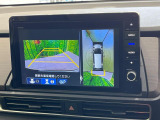 【マルチビューカメラシステム】専用のカメラにより、上から見下ろしたような視点で360度クルマの周囲を確認することができます☆死角部分も確認しやすく、狭い場所での切り返しや駐車もスムーズに行えます。