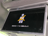 【14型有機ELフリップダウン】三列目からでも迫力のエンタメが観れる大画面フリップダウン。有機ELのモニターでは、一般的なフリップダウンよりも高コントラストでキレイな映像を楽しめます。
