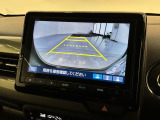 リバースギアに入れるだけで後方の表示へ切り替わります。夜間や雨の日の駐車も楽になりますよ。