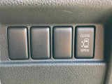 助手席側のスライドドアはこちらのボタンで運転席から開閉ができます。