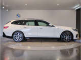 【BMWの伝統-3】BMWのお車は、&ldquo;駆け抜ける歓び&rdquo;を体現しております。走行の安定性とコーナリングの良さを追求し、思い通りにハンドルの操作可能です。