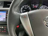 【ステアリングスイッチ】運転中に前方から目線をそらすことなくメーター画面の操作ができます。