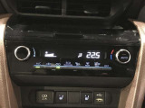 【オートエアコン】一度お好みの温度に設定すれば、車内の温度を検知し風量や温度を自動で調整してくれます。