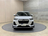 お車購入のポイントとなるフロントマスクです!シャープな目つきが印象的なデザインのヘッドランプです。