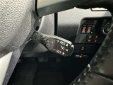 クルーズコントロール機能が付いています。 速度を設定するとアクセルを踏まなくても一定の速度で走ることができます。  高速道路ではとても便利な装置なんです。