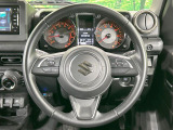 【純正革巻きステアリング】上質な革を使用することで、手にしっかり馴染みとても運転しやすいハンドルです♪