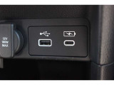 ドライブの時間をスマートフォン等の充電時間に。運転席からも助手席からも使いやすい位置に、急速充電対応タイプのUSBジャックを設けました。