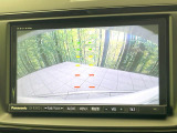 【バックカメラ】駐車時に後方がリアルタイム映像で確認できます。大型商業施設や立体駐車場での駐車時や、夜間のバック時に大活躍!運転スキルに関わらず、今や必須となった装備のひとつです!