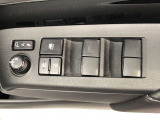パワーウィンドのスイッチです。運転席に座りながら、助手席や後席の窓を開け閉めできるので大変便利ですよ。