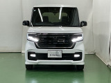 LEDヘッドライトを装備しています。LEDヘッドライトはとても明るく、雨の日や夜間走行も安全・安心です。オートライトコントロール付きで周囲の明るさに応じて自動で点灯・消灯します