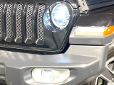 ●LEDヘッドライト:夜間走行時も良好な視界を確保し安心して運転できる高輝度LEDヘッドライトを装備!点灯速度が早く、消費電力も抑えられています。