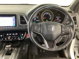 【ハンドル】運転にかかわる様々な操作を安全に行えるように視点移動が少なく操作性に配慮されたスイッチ類が凝縮されたコックピットです。