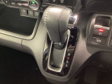 インパネシフトを採用しているので、前席の足元も広々としています。運転席と助手席の行き来もスムーズです!