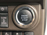 エンジンスタートスイッチです。キーが車内にあれば、エンジンの始動や停止はスイッチを押すだけ!キーを取り出す手間を省き、ワンプッシュで操作できるので簡単でスムーズです。