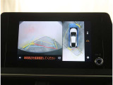 【パノラマモニター】に搭載した4つのカメラにより、車を真上から見ているような映像を表示。運転席から確認しにくい車両周囲の状況を把握できます。