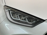 LEDヘッドライトは、点灯の瞬間から最大光量を発揮し、突然暗くなるトンネルなどでの安定感を高めます。