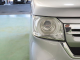 LEDヘッドライトは、点灯の瞬間から光量を発揮し、突然暗くなるトンネルなどでの安定感を高めます。