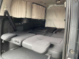 外部からの視線を遮り、プライベートな空間が出来ます。カーテンレールはバックドアと左右のスライドドアに。フロント側・サードシート側にはレールがありません。