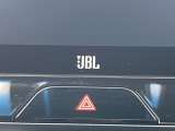 【JBLサウンドシステム】メーカーオプションの高品位サウンドシステムを搭載。専用のチューニングが施された大小様々なスピーカーから良質なサウンドが奏でられ、臨場感あふれる音響空間を演出します。