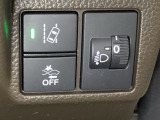 ハンドルの右側にはヘットライトリベライザーとHondaセンシング用のメインスイッチがついています。ヘッドライトリベライザーは道路状況や積荷の加重に応じてライトの高さを調節できます。