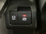 【電動パーキングブレーキ+オートブレーキホールド機能】 指先だけで簡単に操作が可能なパーキングブレーキ、スイッチを押すとブレーキペダルから足を離してもブレーキを保持できるオートブレーキホールド搭載。