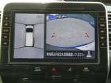 全周囲カメラで、クルマを上空から見下ろしているかのような映像を映し出します。周囲の状況がひと目でわかります!