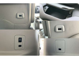 USB電源ポートを装備。運転席前のインパネBOX内、前席左右シートバック・3列目ピラー左右それぞれ設置。