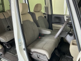 【ベンチシート】運転席と助手席の移動もスムーズ!狭い駐車場での乗り降りや、お子様の乗り降りにも便利です。座席の間にコンソールボックスやドリンクホルダーがないため、車内空間が広く感じます。