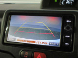 バックモニターで、駐車時に見えにくい後方をしっかり確認できます。