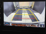 こちらのバックカメラは画面にラインが表示されておりますので、バック時のクルマの進行方向の目安になります。より高いレベルで車庫入れをサポートする、便利な機能ですね。